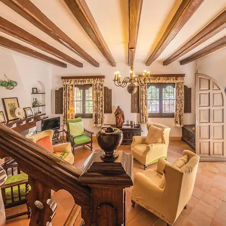 5 Bedroom Beautiful In
